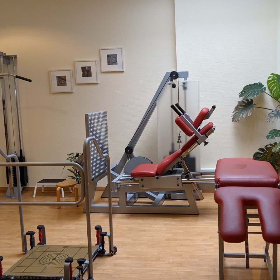 Trainingsraum mit Seilzuggeräten