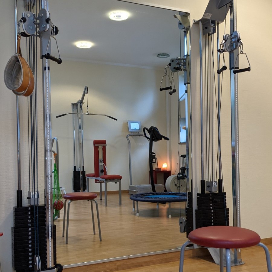 Trainingsraum mit Spiegel und Seilzuggeräten